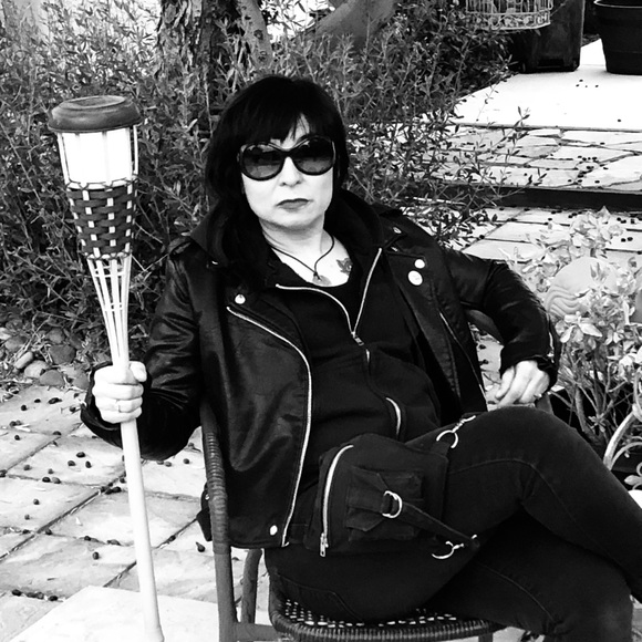 Meet your Posher, Sandra - Picture 1 of 2